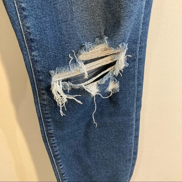 AMERICAN EAGLE Sz 6 Distressed Mid Wash Mom Jeans - Picture 3 of 15
